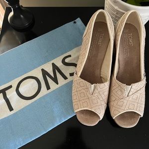 Tom’s cream cork wedge heel. Like new condition. Only worn indoors one time